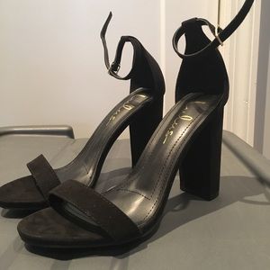 Lulus black heels